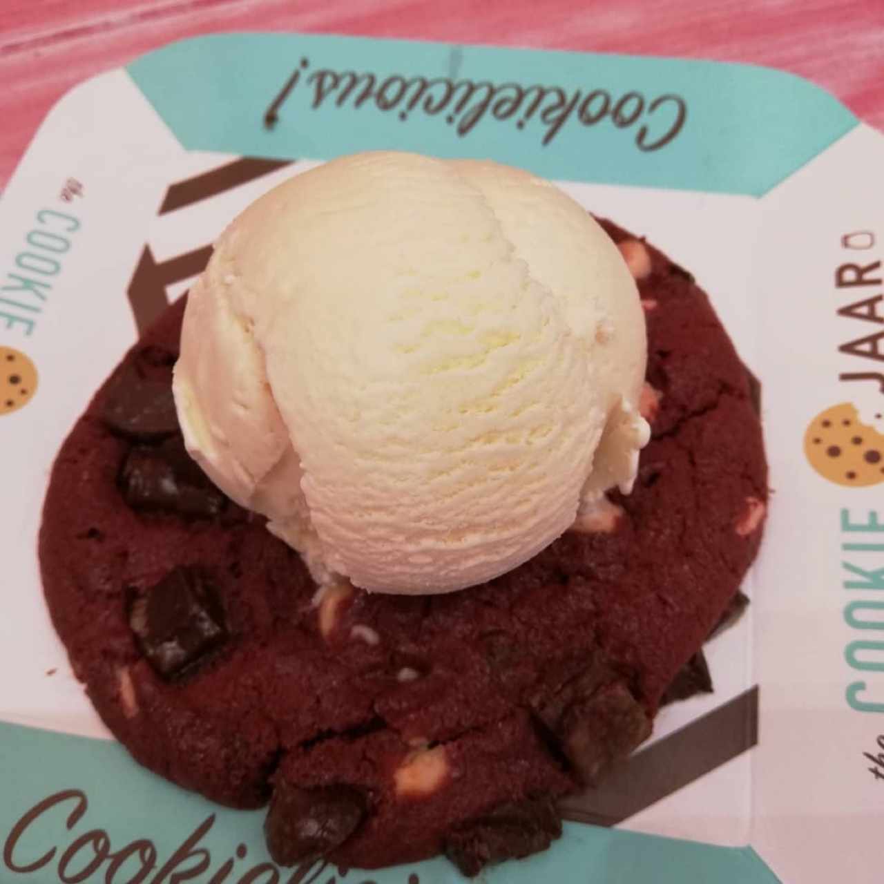 Galleta Red Velvet con Helado de Vainilla