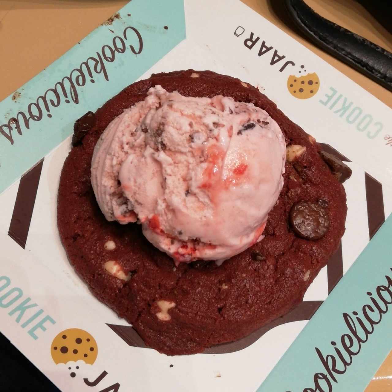 galleya de Red Velvet con helado de Cherry Crunch
