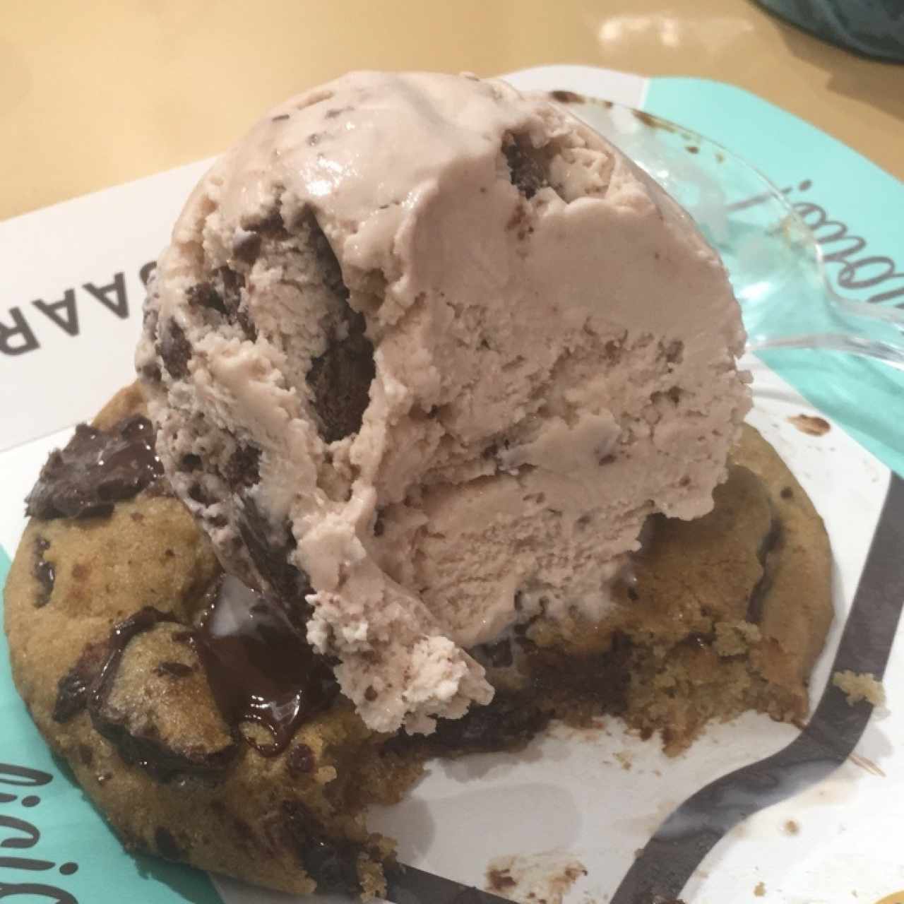  chocolate chip cookie y helado de brownie