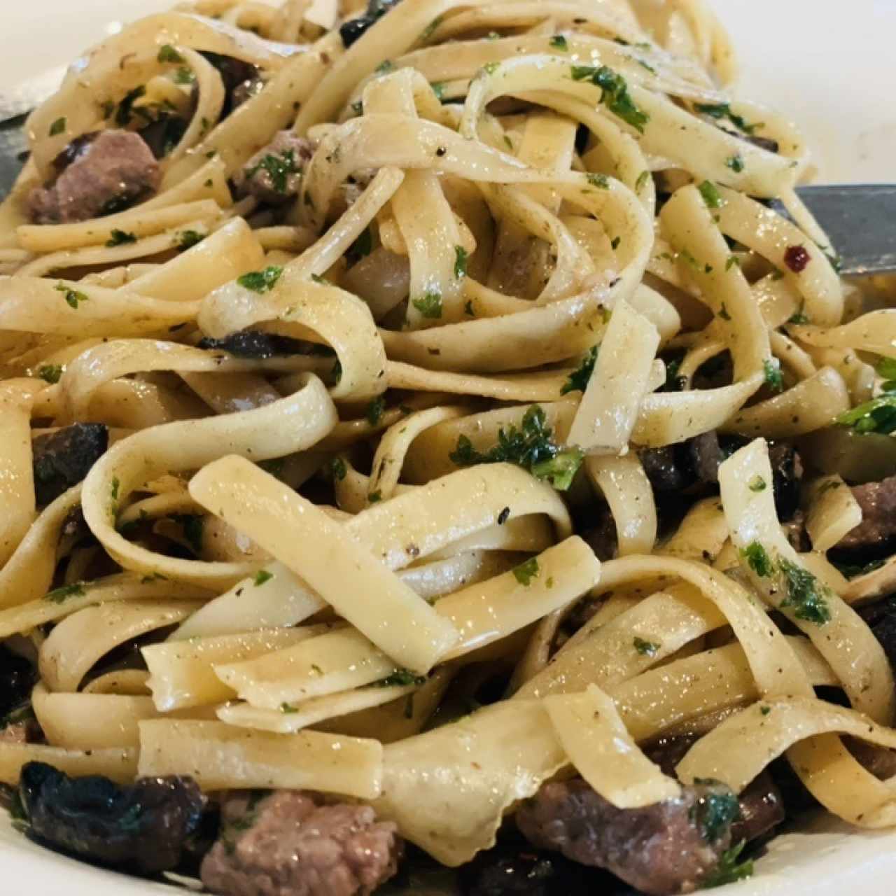 Fetuccini Aglio, Olio E Gamberetti con extra de carne