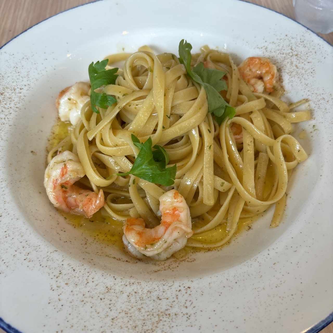 FETUCCINI AGLIO, OLIO E GAMBERETTI 