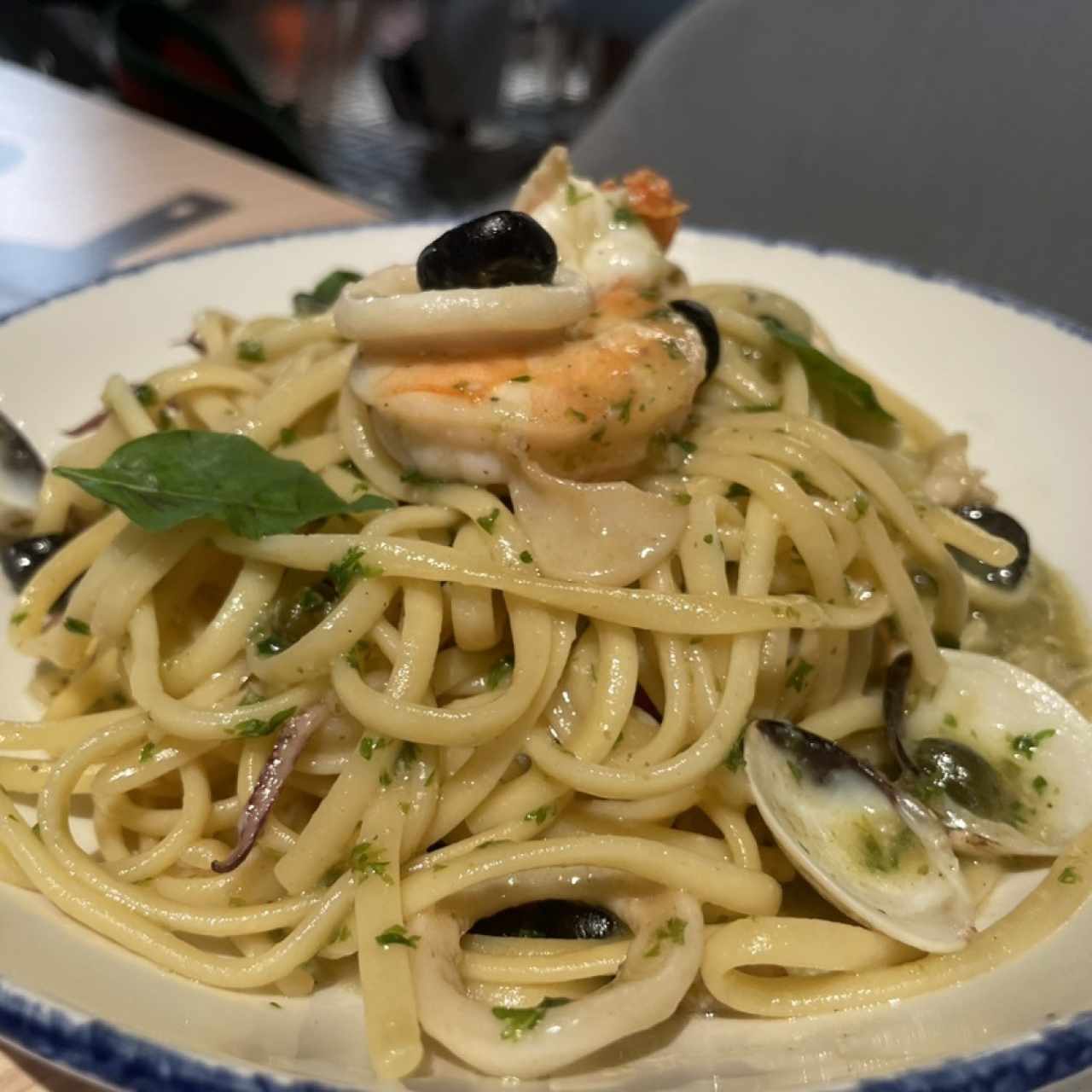 Pasta fruti di mare en salsa al olio 