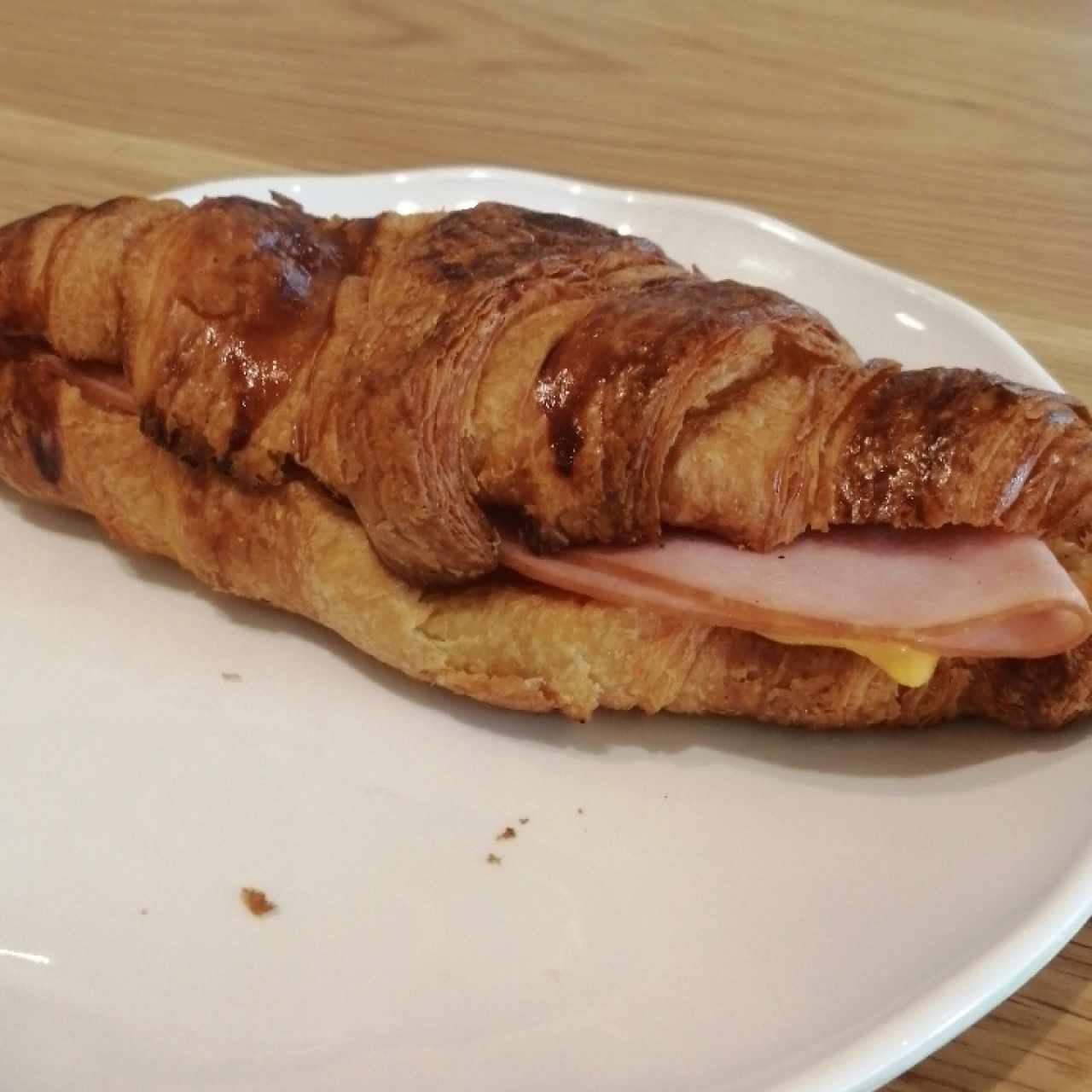 croissant jamón y queso
