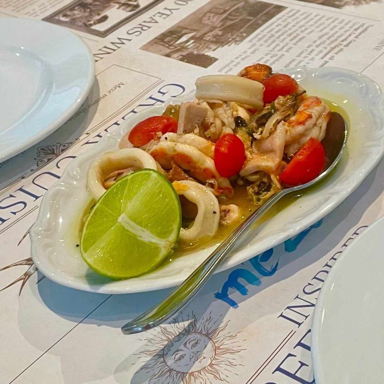 SALATA THALASSINON (Ensalada Mixta con Langostinos, Calamares, Pulpo, Mejillones, Tomates Cherry, Finas Hierbas con Limón, Vinagre y Aceite de Oliva Extra Virgen)