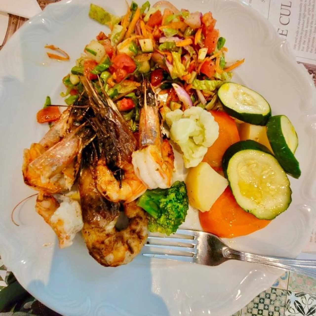 GARIDES SJARAS (Langostinos Frescos a la Parrilla Sazonados con Aceite Oliva, Orégano y Limón Acompañados de Ensalada y Vegetales al Vapor)