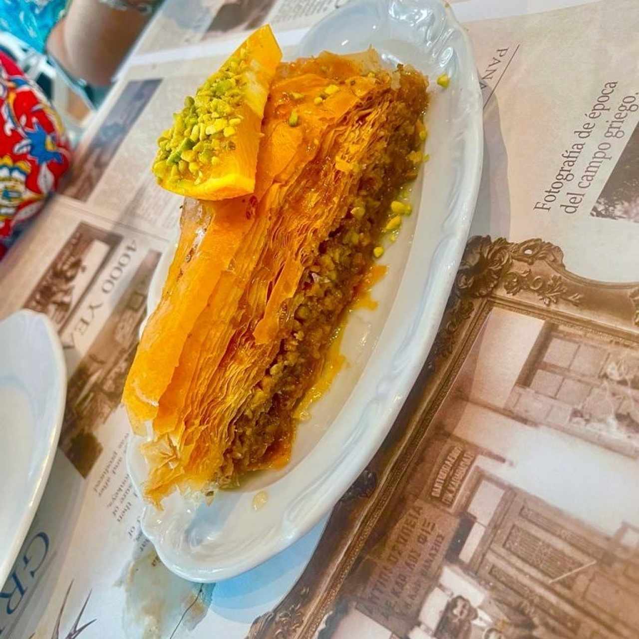 BAKLAVAS (Pastel crujiente hecho de capas de masa filo relleno de nueces picadas, almíbar de miel griega y especias aromáticas)