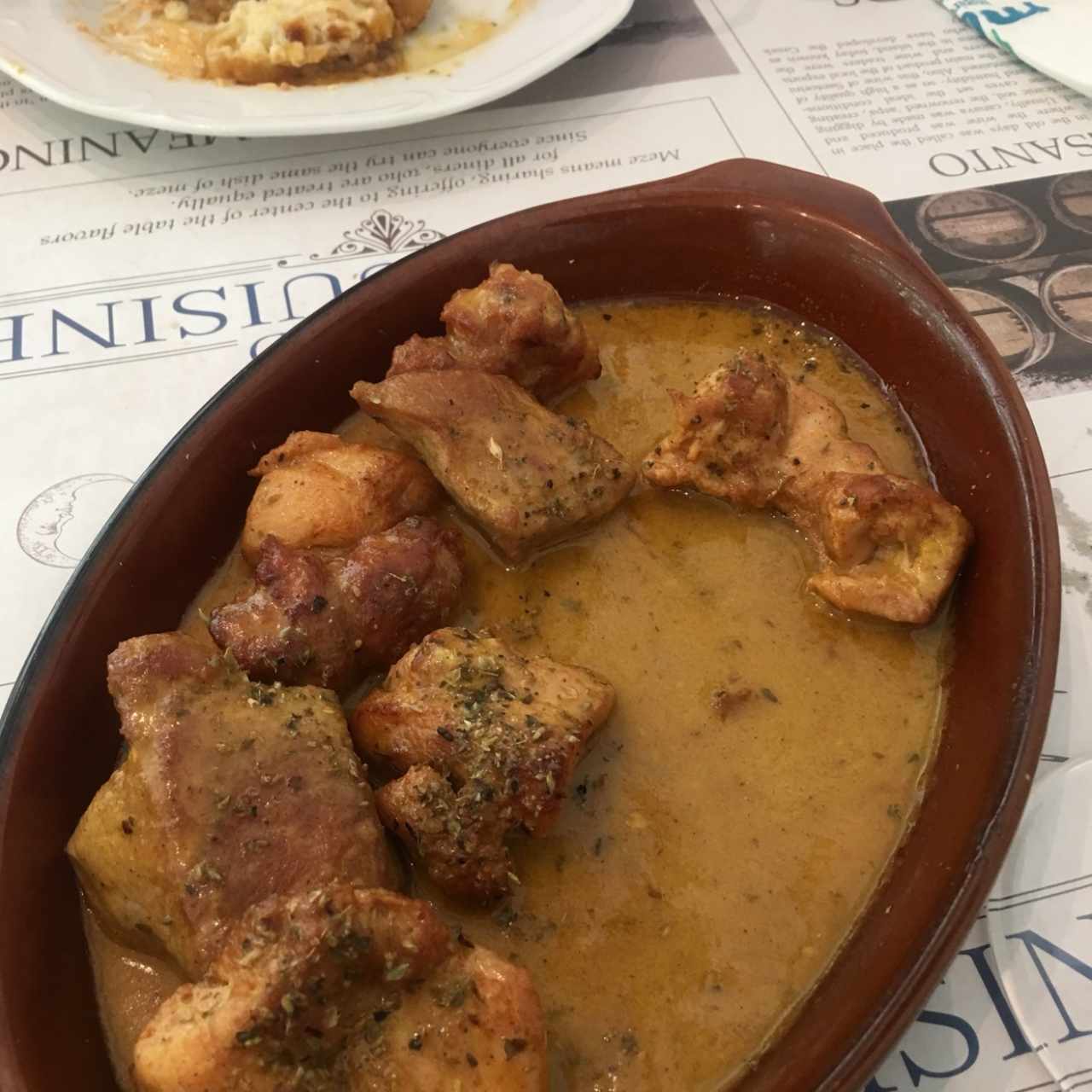 agioritiki tigania (mixto de pollo, cerdo y chorizo campesino salteado en aceite de oliva con mostaza y vino blanco en el sarten
