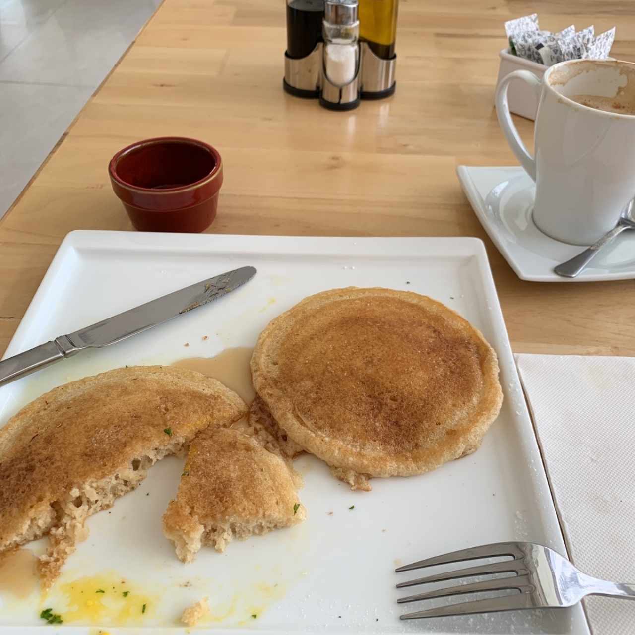 pancakes con huevos, tocino (pero no sobrevivieron a la foto😂)