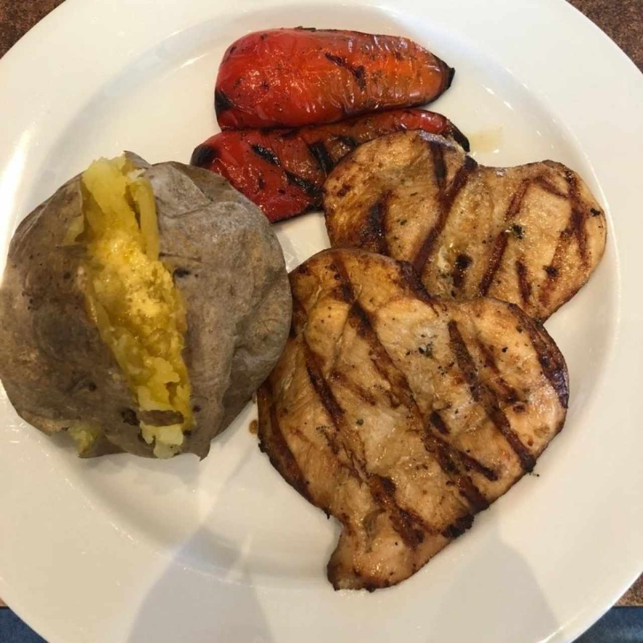 Pechuga a la Plancha con Papa Asada y Morrones