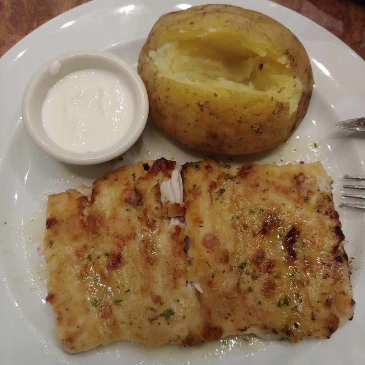 corvina al óleo + papa asada (crema aparte)