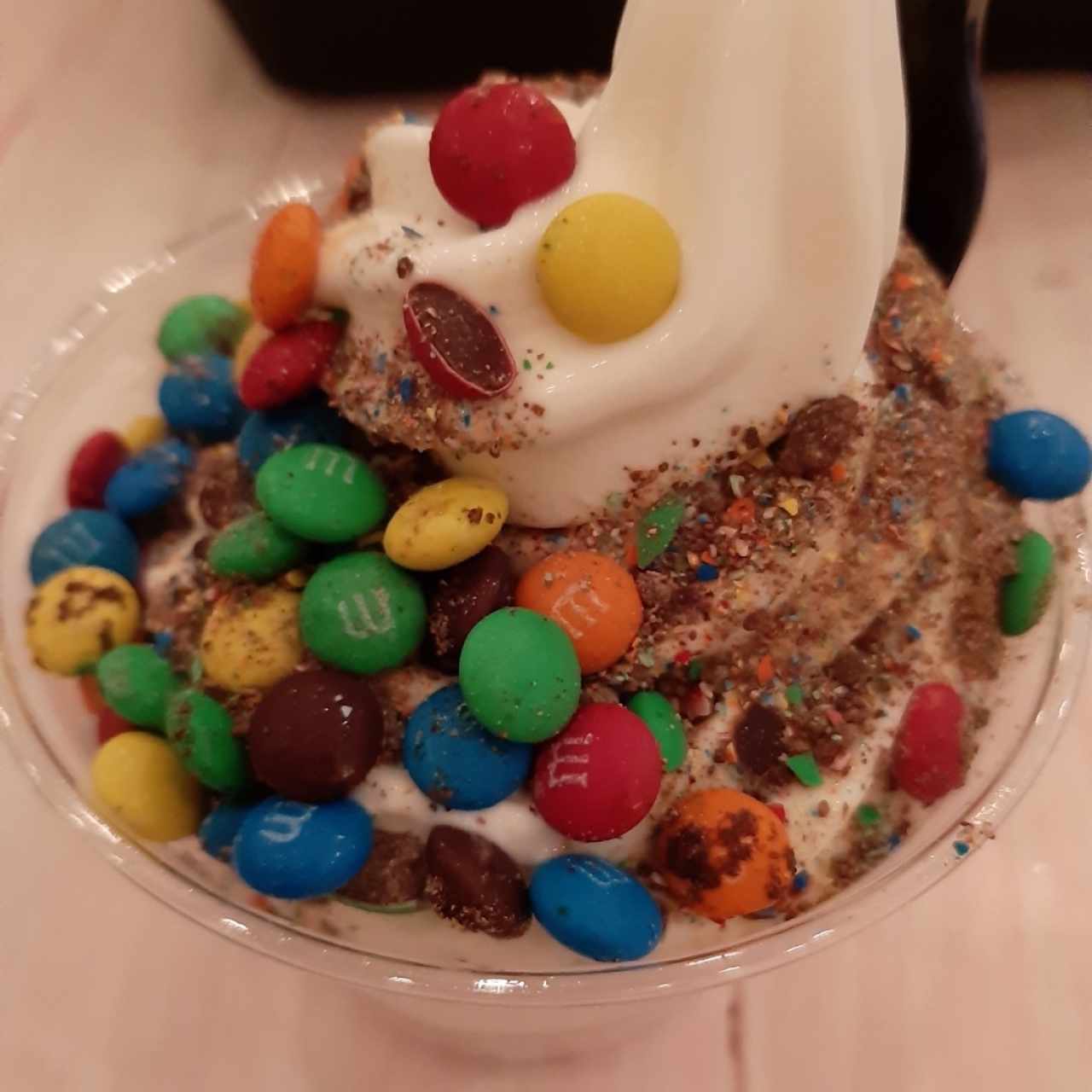 "Sundae" Vanilla Ice cream (El único) toppings: m&m's y marshmallows