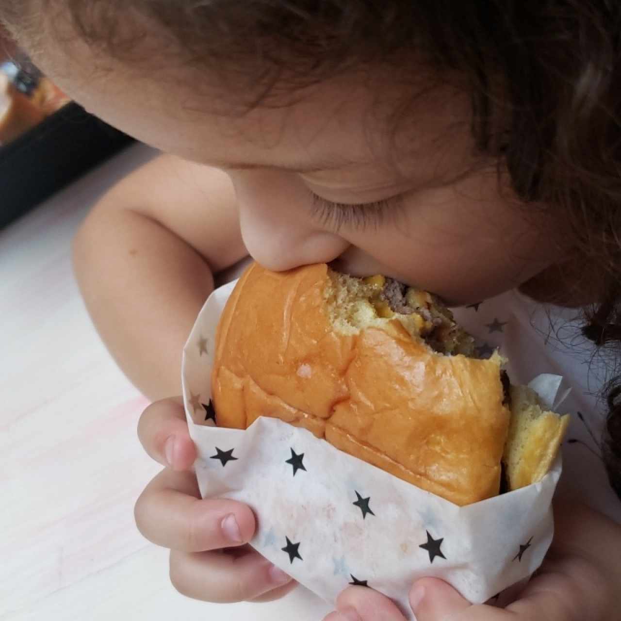 hamburguesa sencilla especial  tamaño especial para los niños y deliciosa 