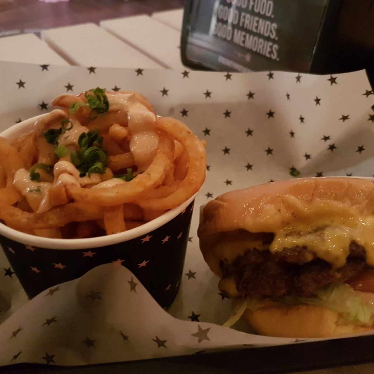 hamburguesa doble con curly fries y salsa Beauty