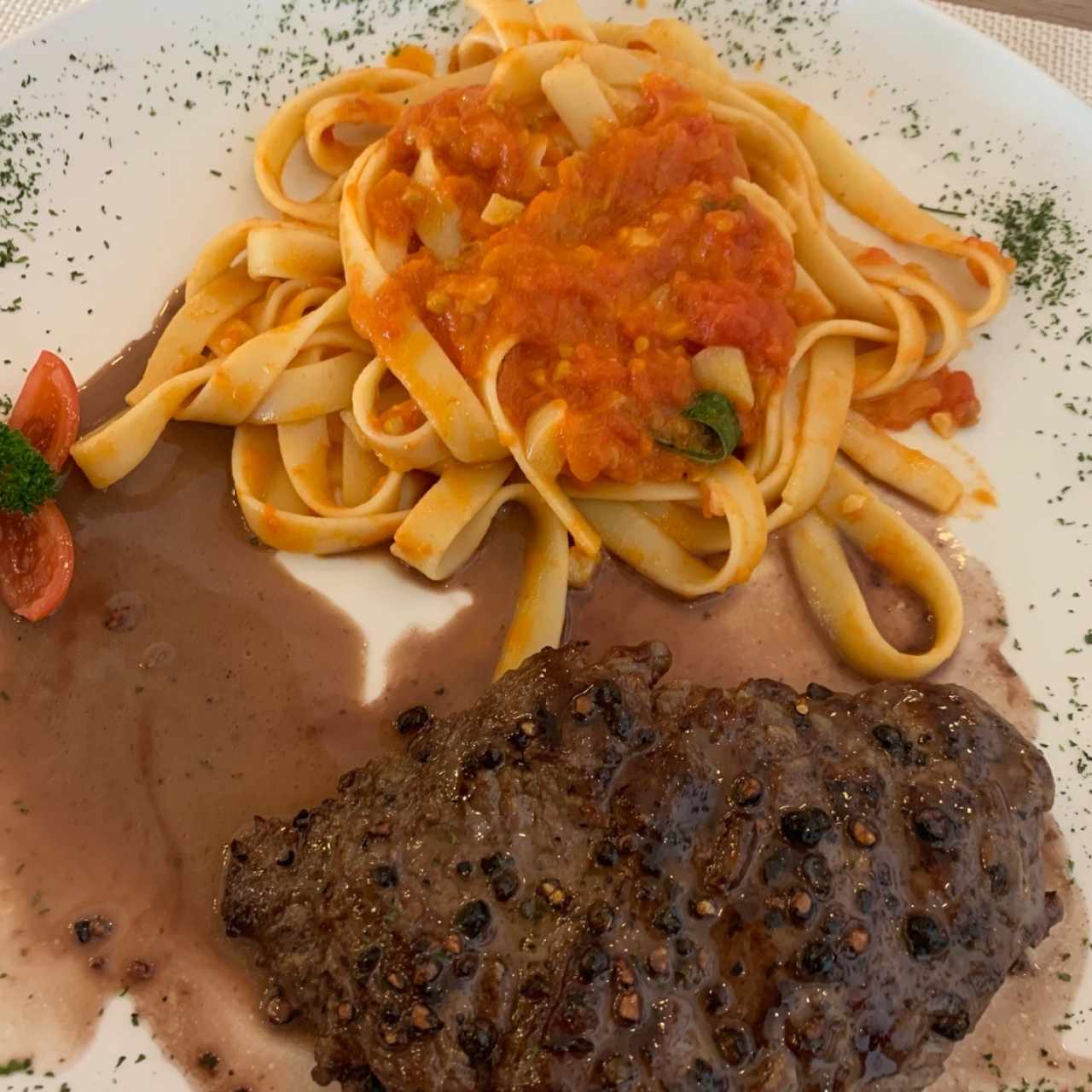 filete a la pimienta con pasta en salsa rosada