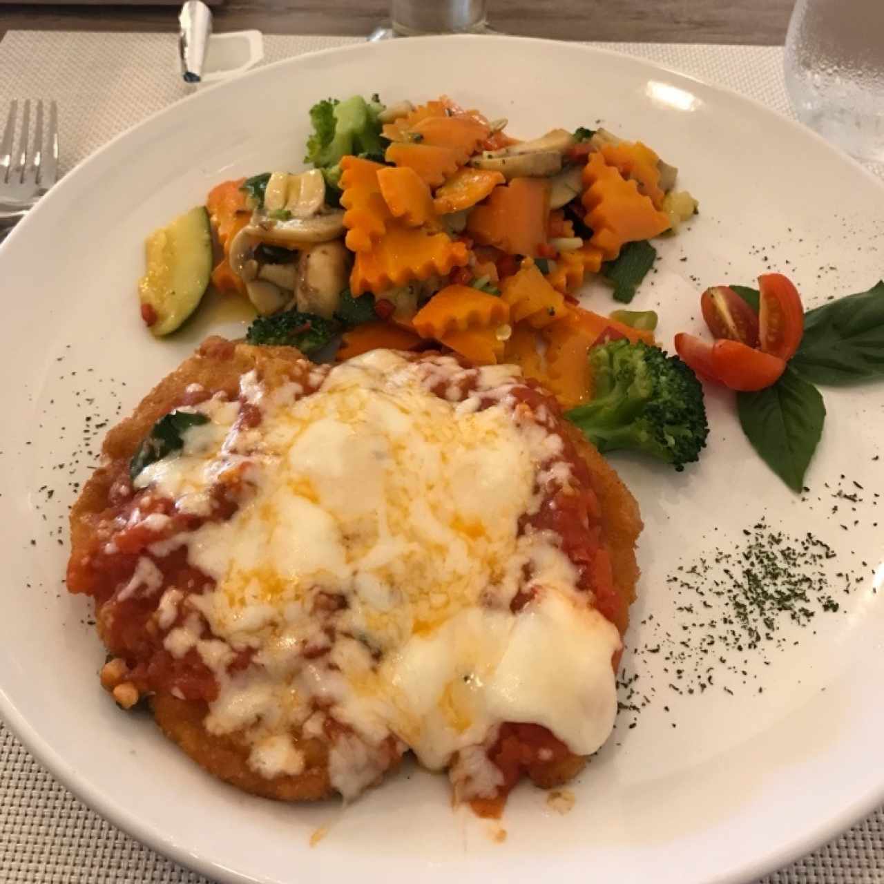 Pechuga parmegiana con vegetales salteados