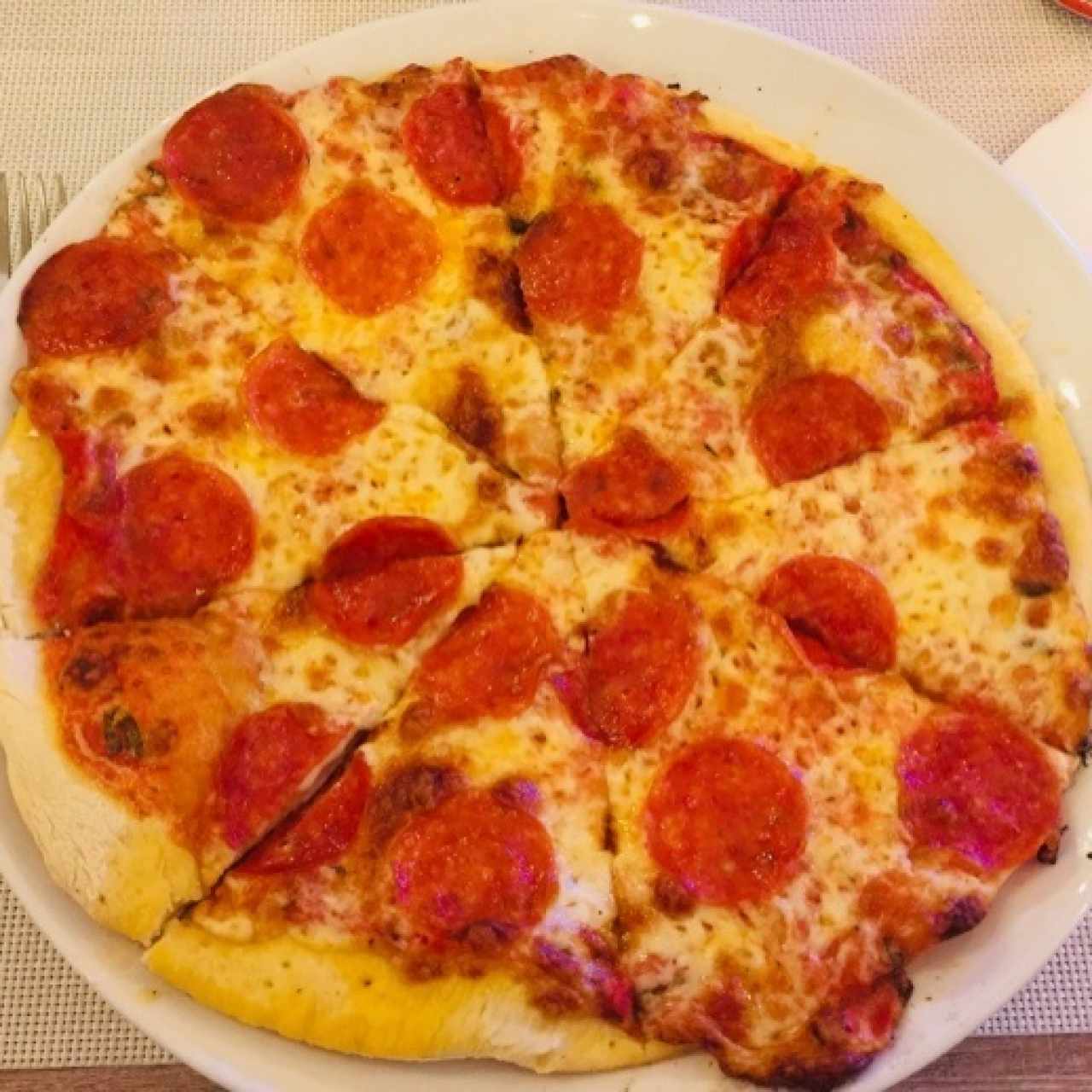 Pizza con peperoni.