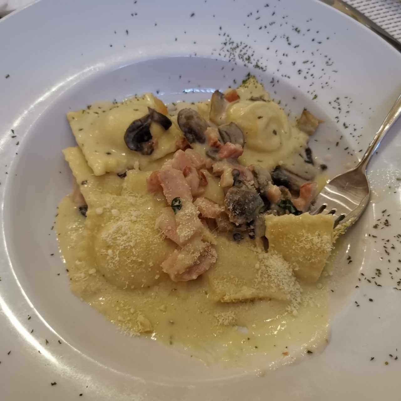 raviolis de pollo en salsa boscaiola