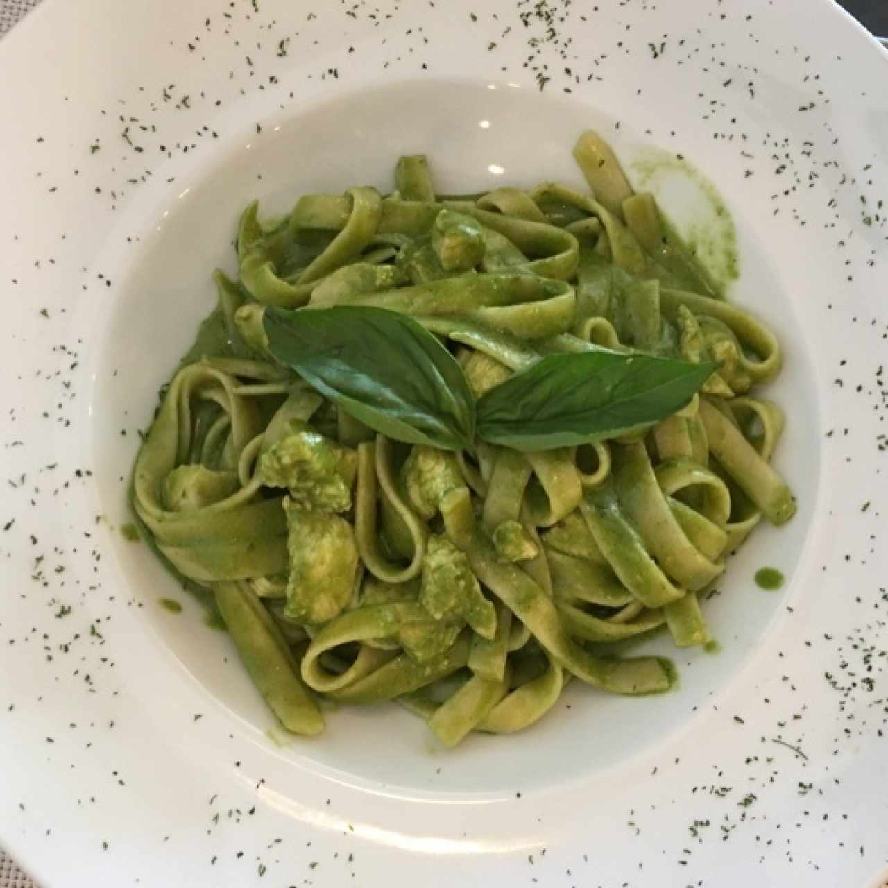 pasta con pollo y salsa pesto, super recomendado 