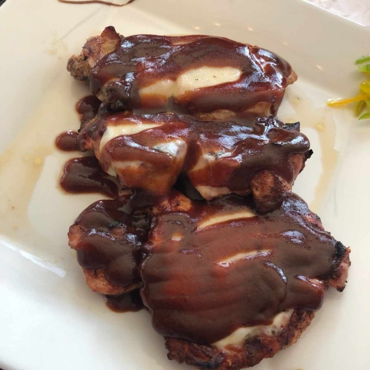 Medallones de cerdo (Incluye 5 acompañamientos y 1 bebida)
