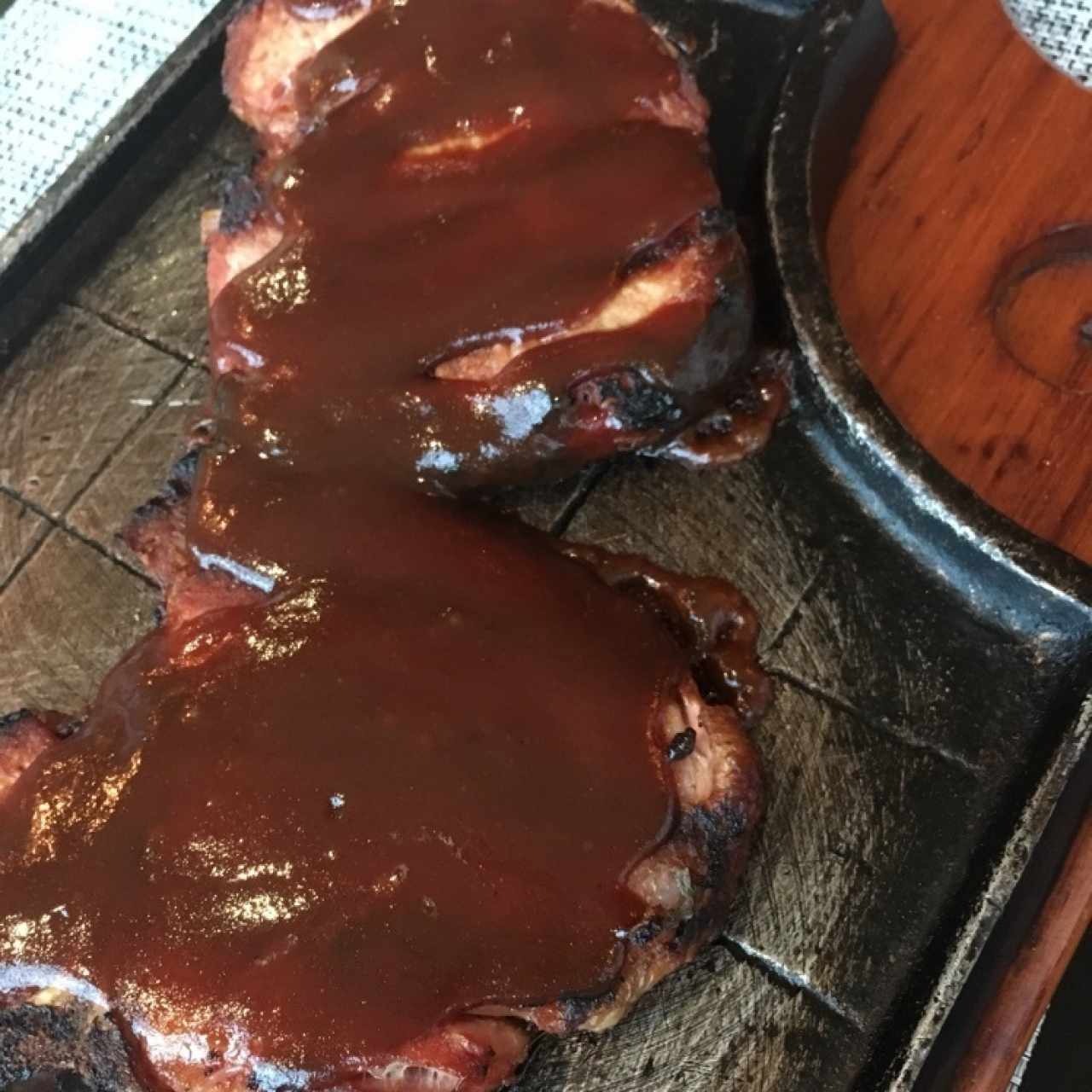 Costilla de cerdo ahumada (Incluye 5 acompañamientos y 1 bebida)
