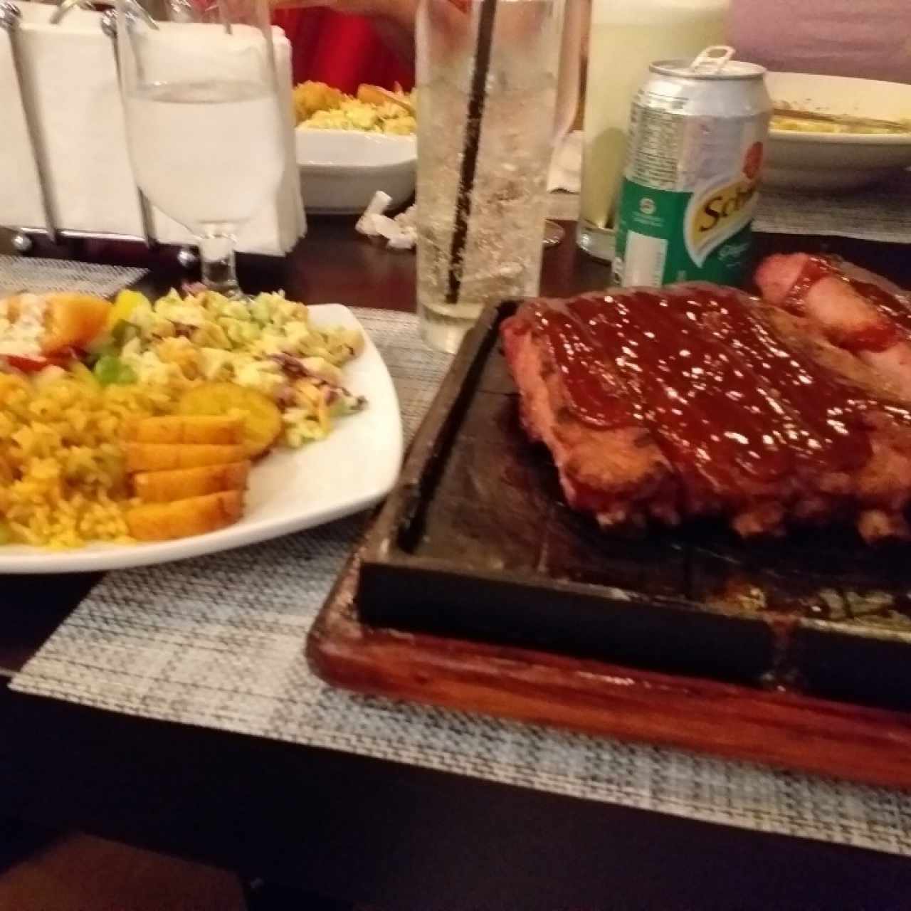Costilla de cerdo ahumada (Incluye 5 acompañamientos y 1 bebida)