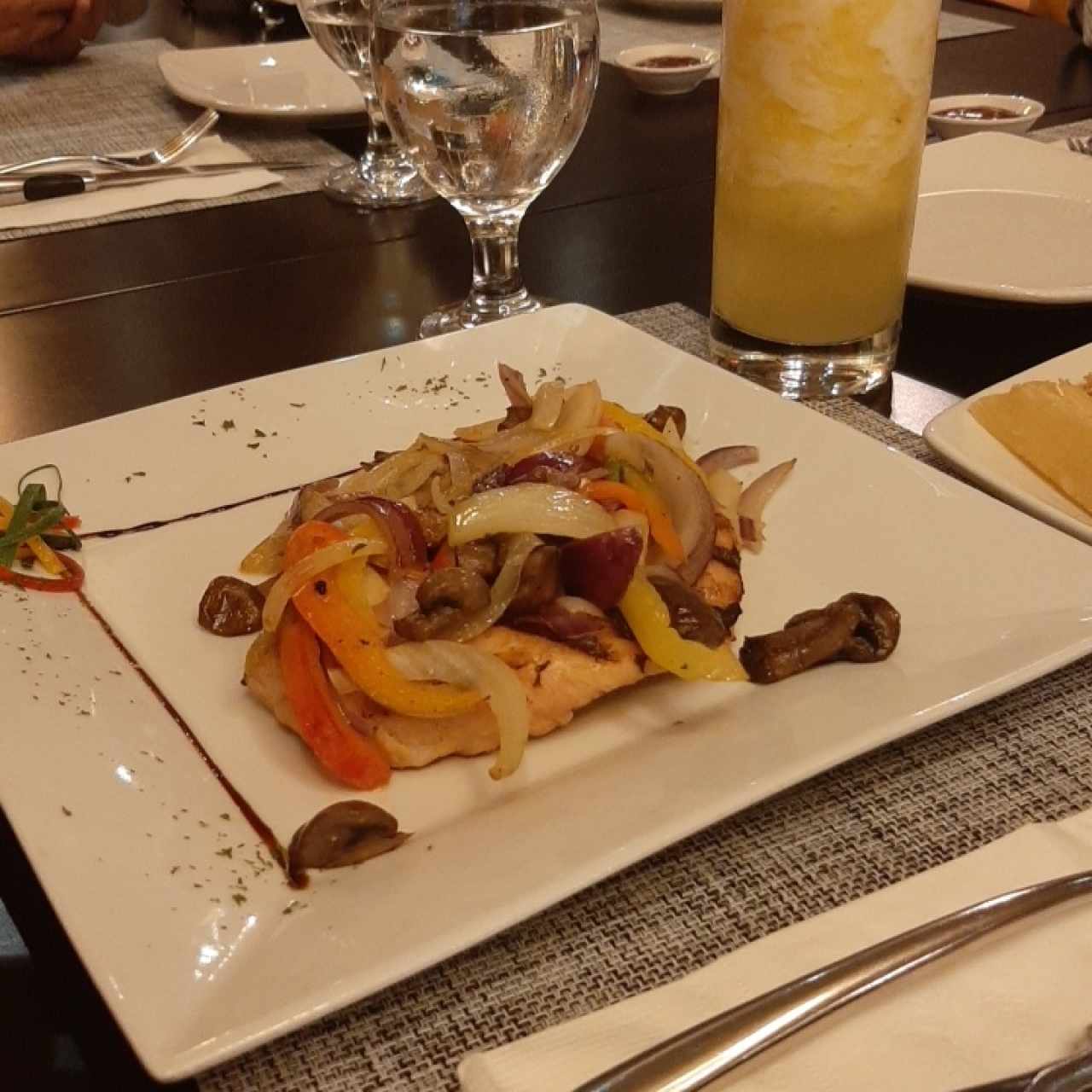 Filete de pollo (Incluye 5 acompañamientos y 1 bebida)