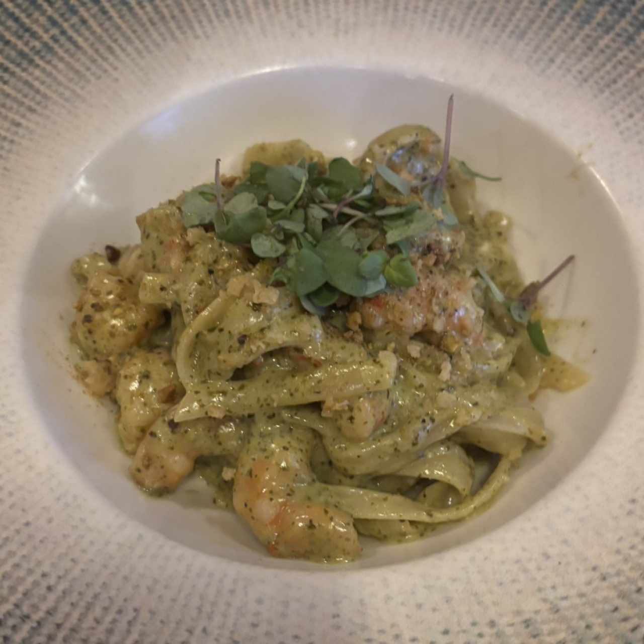 Fettucine al pesto genoves y gamberi