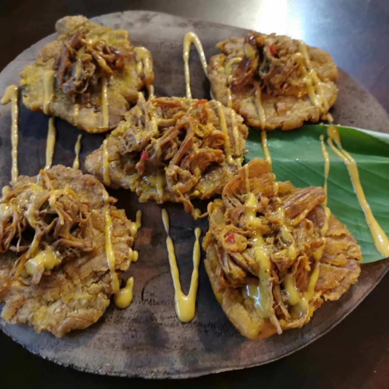 patacones con ropa vieja y mayonesa de ají 