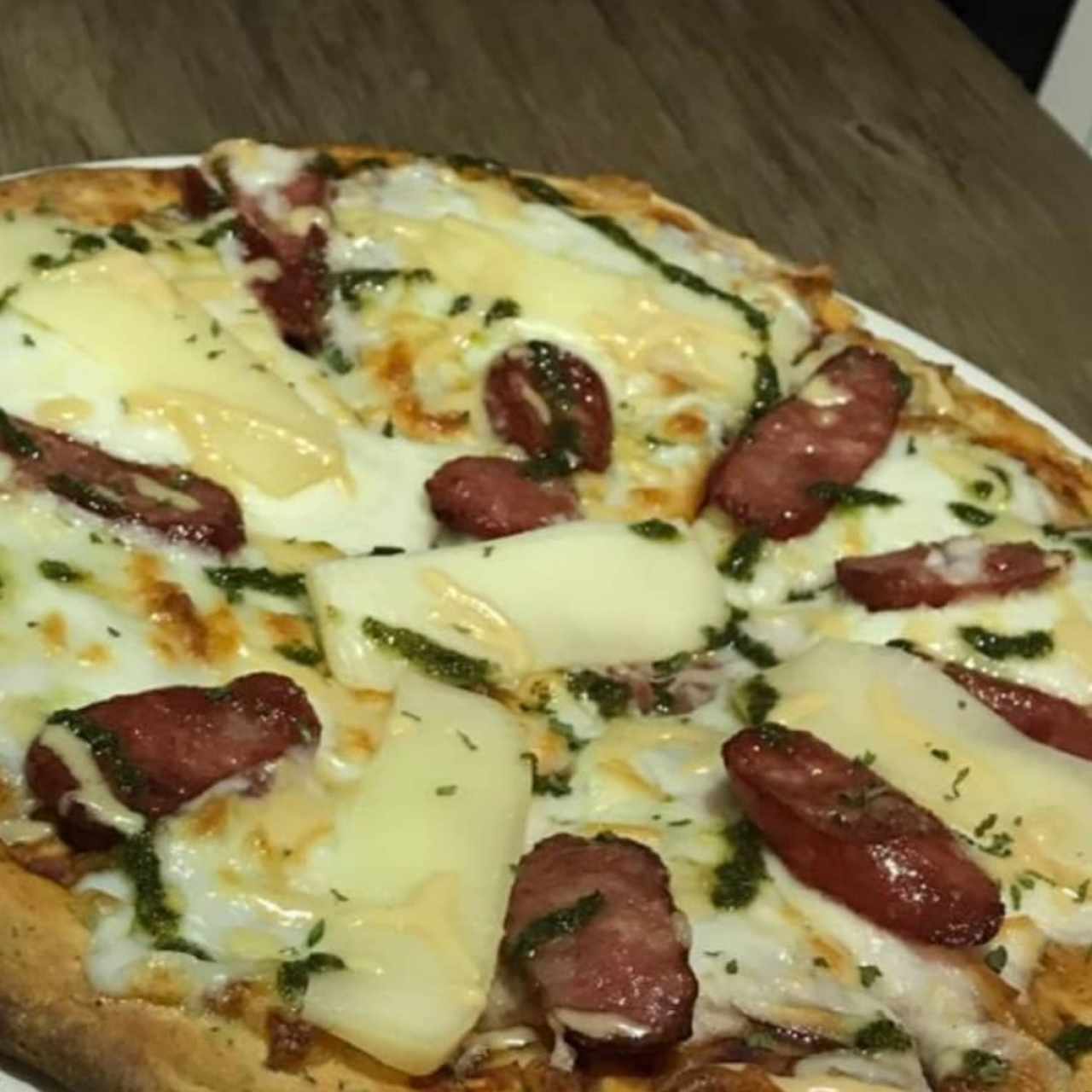 pizza de queso prensado y chorizo tableño