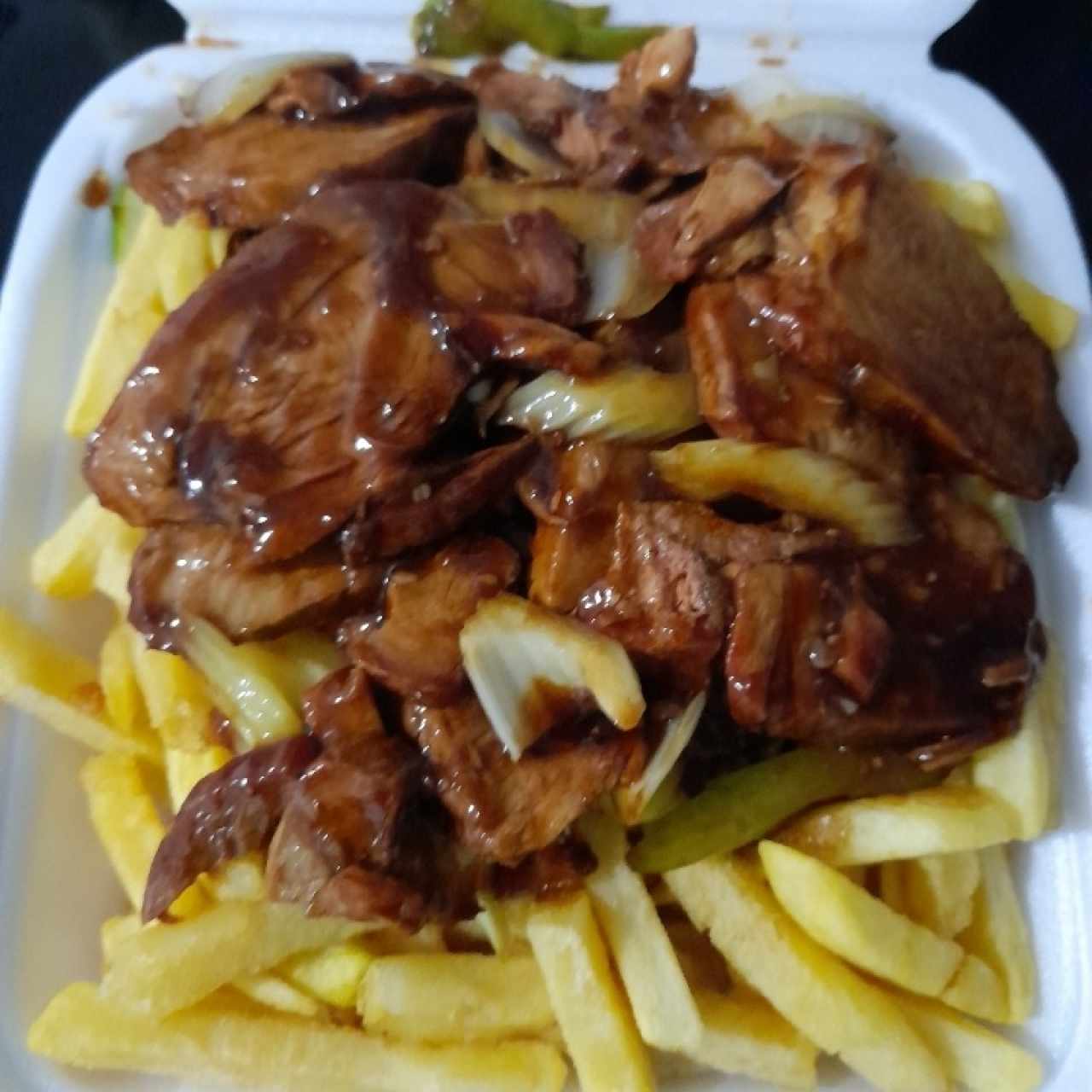 Combo 6 - Puerco asado + arroz frito + papas fritas + ensalada + soda en lata