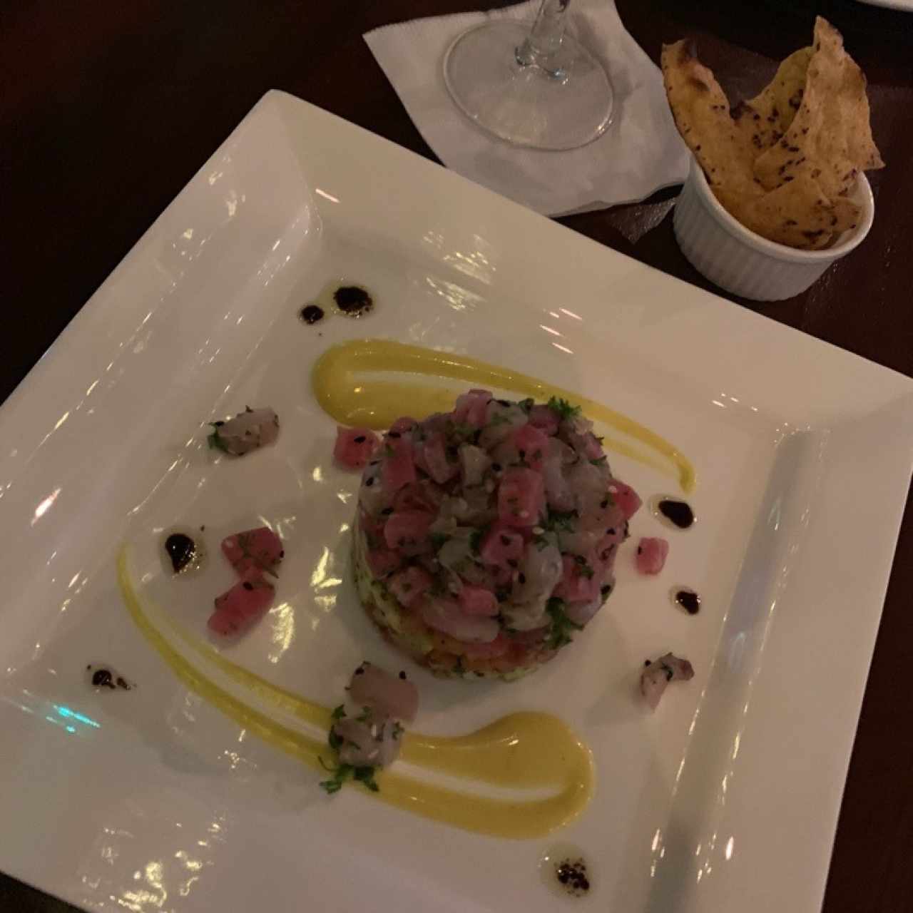 Tartar de atún y pescado, guacamole en trozos, totopos de maíz y alioli de azafrán