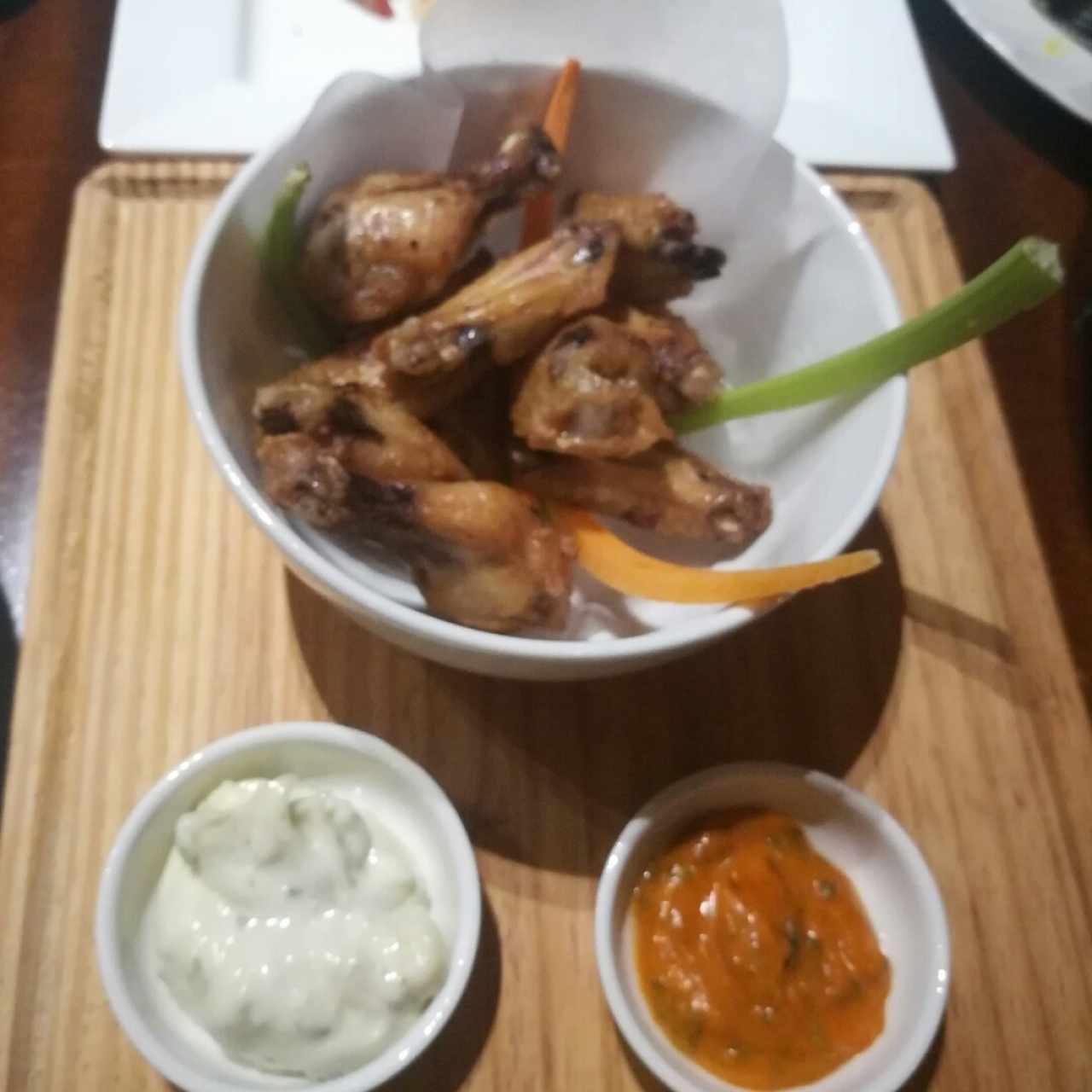 Bufallo wings / Jamaican Jerk, queso azul o aderezo ranchero, zanahoria y apio