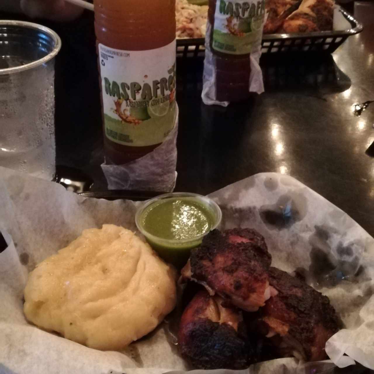 1/4 de pollo con puré de yuca y raspadura de limón natural