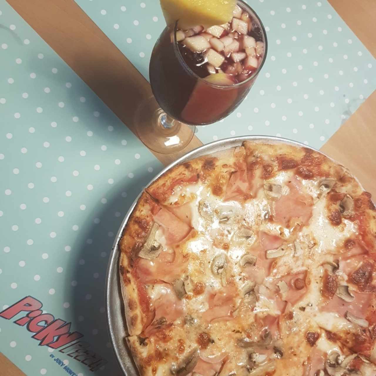 Pizza Jamón y Hongos + Sangría