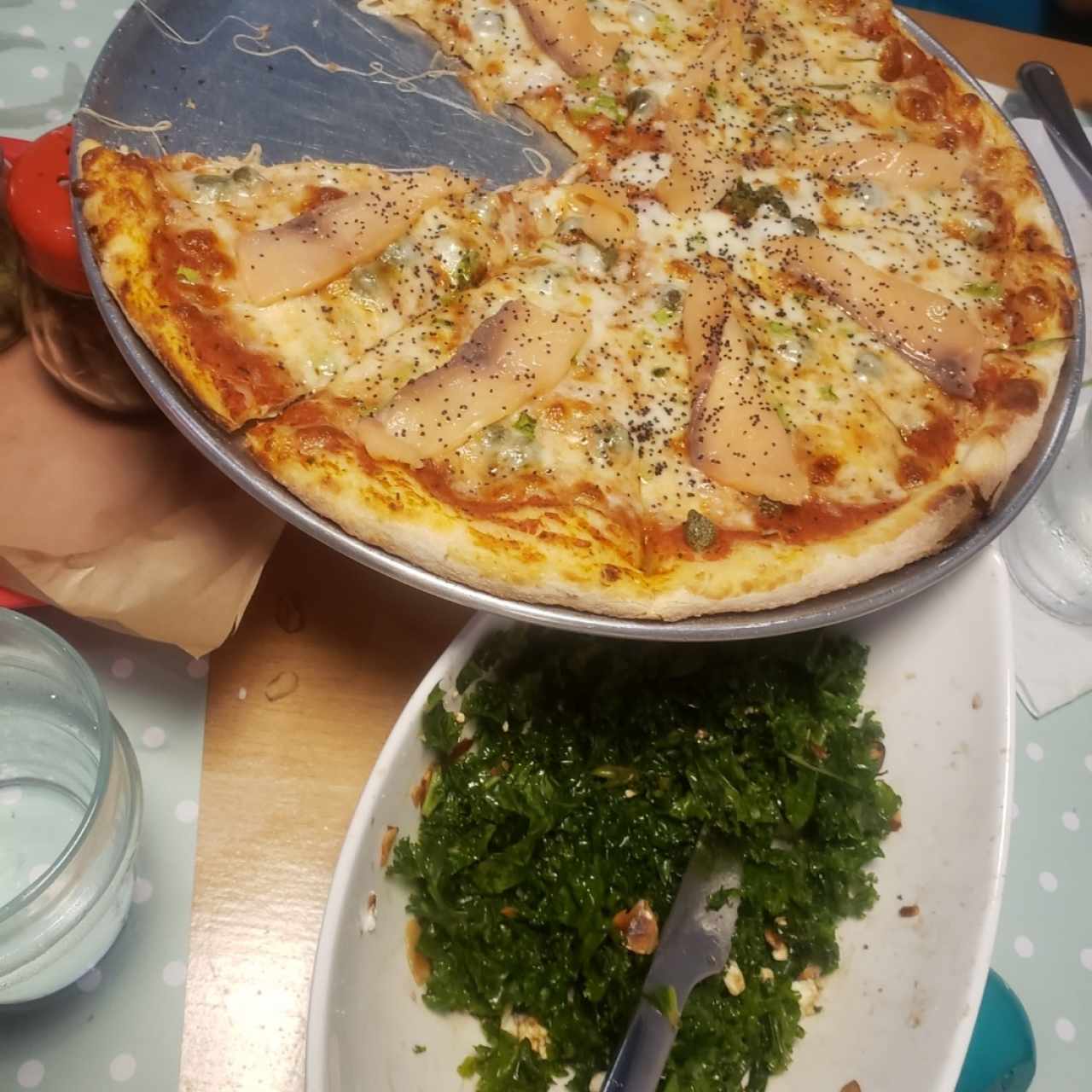 pizza  rosa y espina y ensalada  de salmon