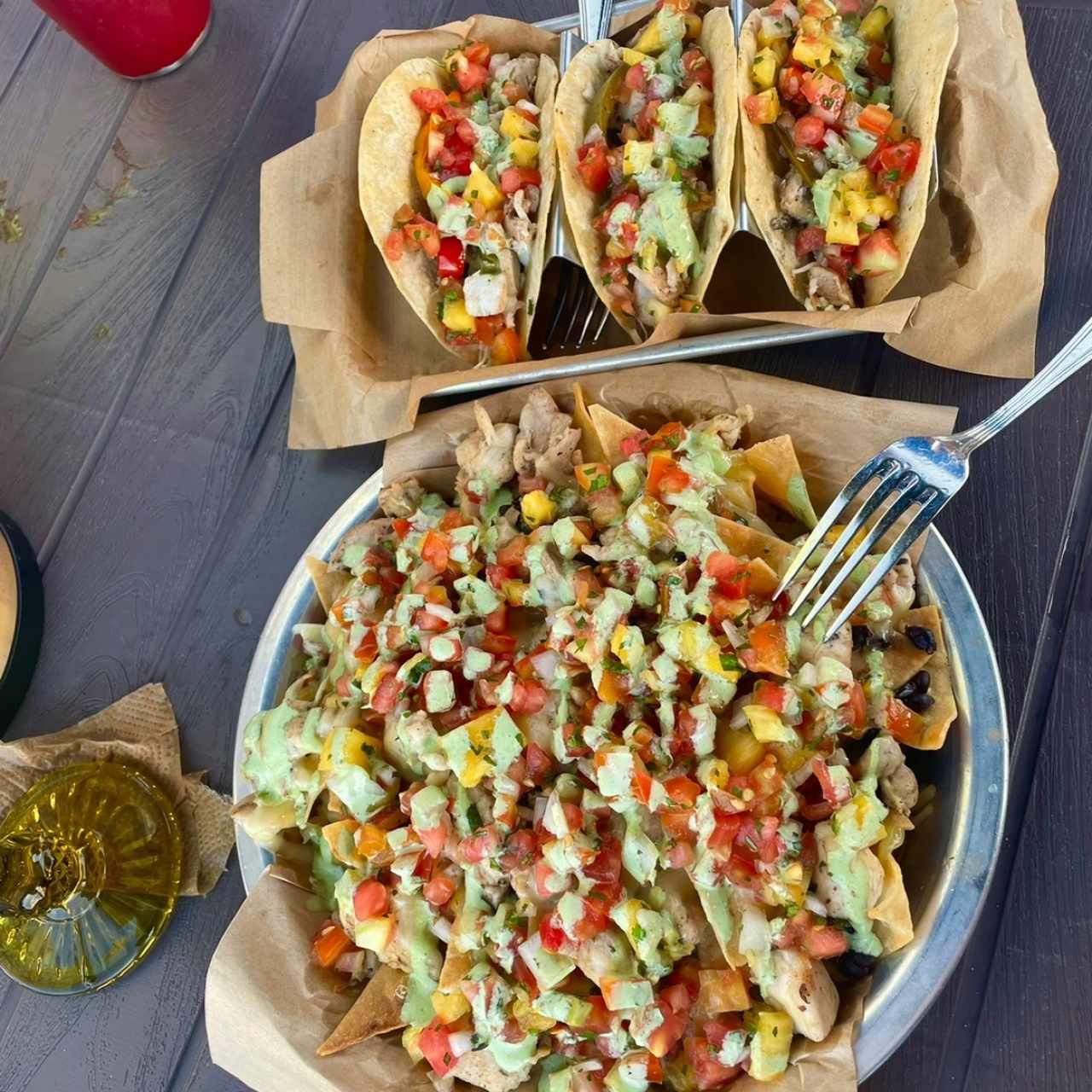 Fish Tacos + Nachos de Pollo