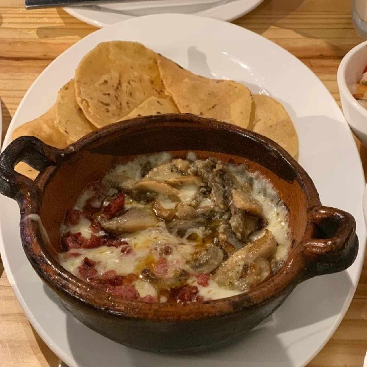 Queso Fundido con chorizo y champiñones