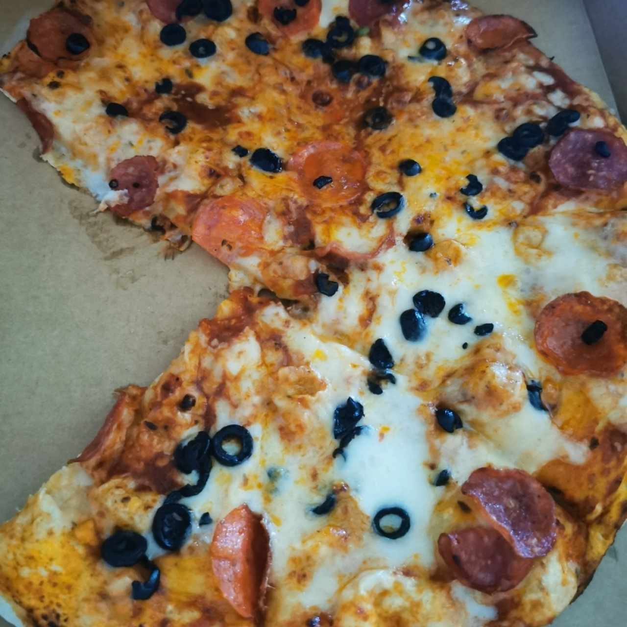 Pizza de peperoni, aceitunas negras y salami