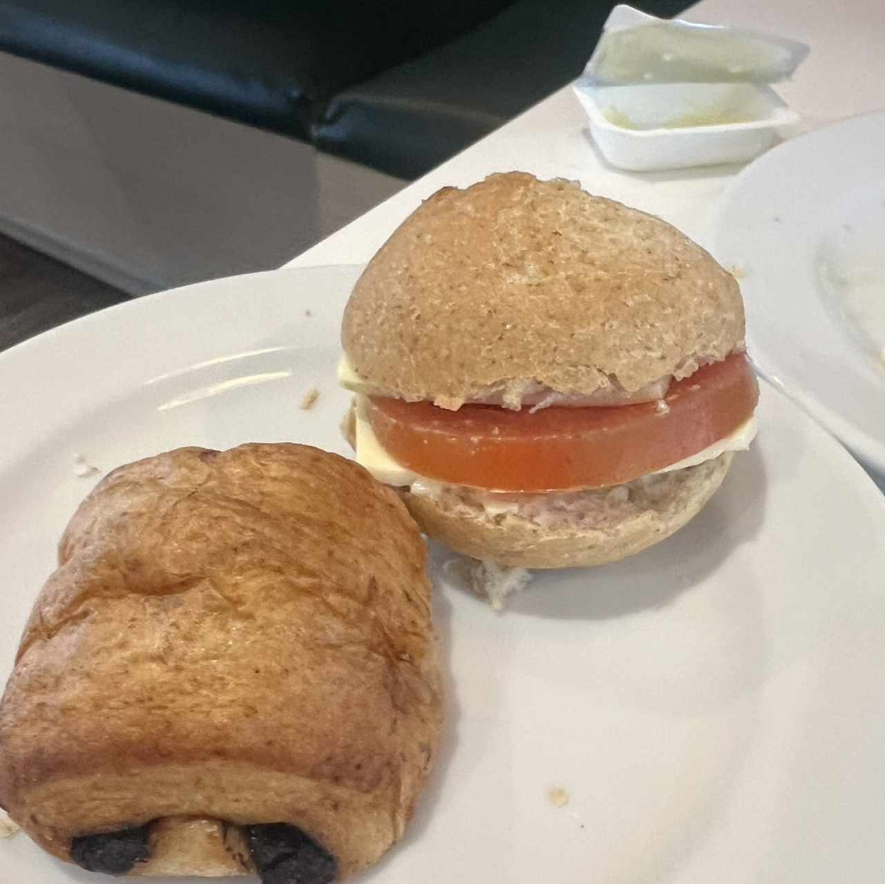 Pan con chocolate y pan con mozarella y tomate 