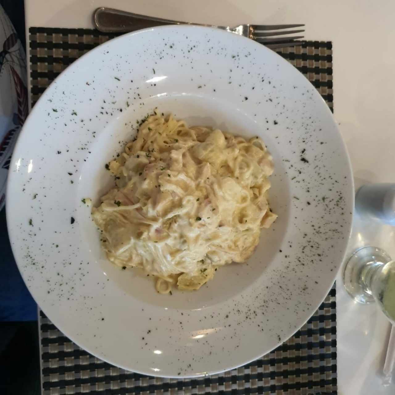 Spaguetti con salsa de parmesano y ajo, alcachofas y cebolla