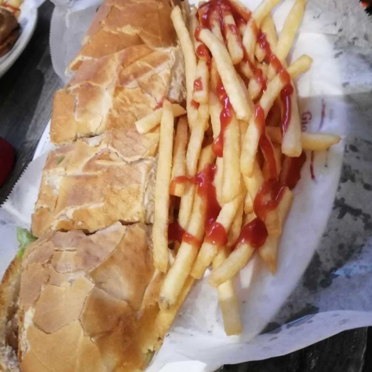 Emparedado de lomo con papas fritas