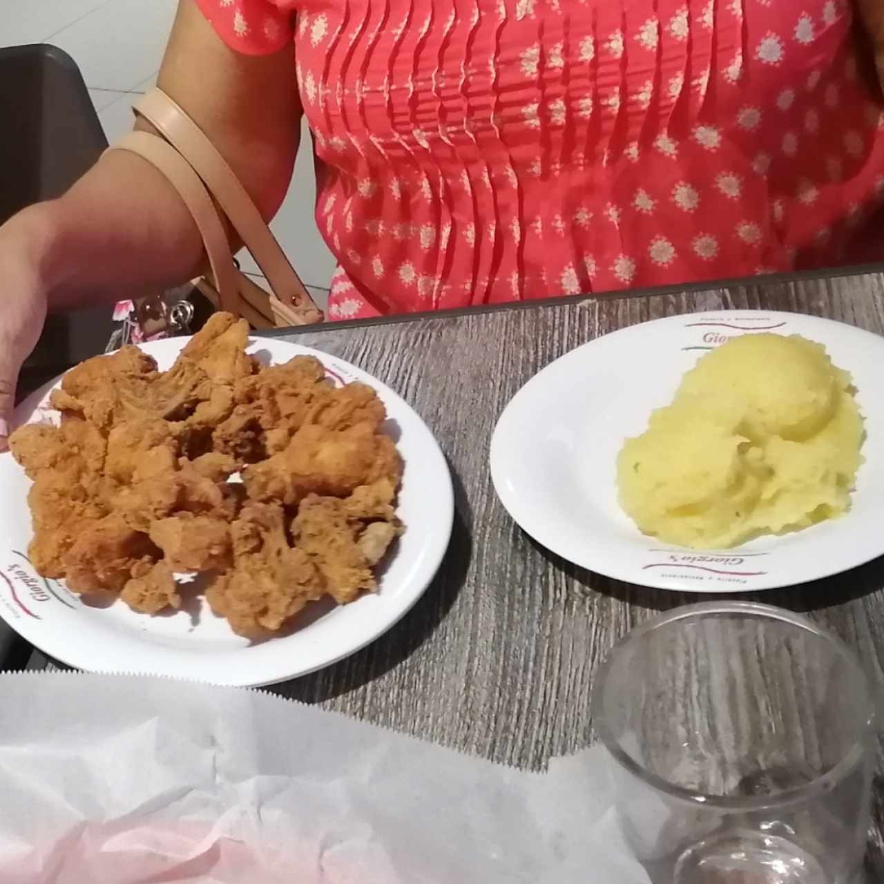 Presas de pollo frito con puré de papas