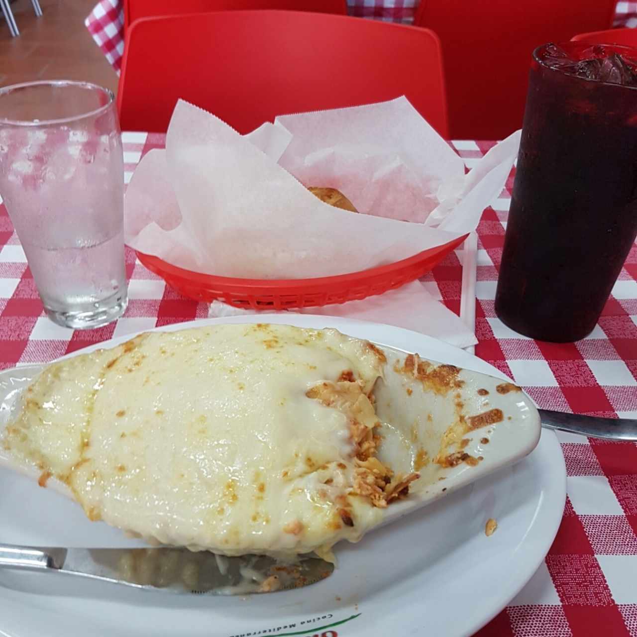 lasaña de pollo gratinada en salsa blanca