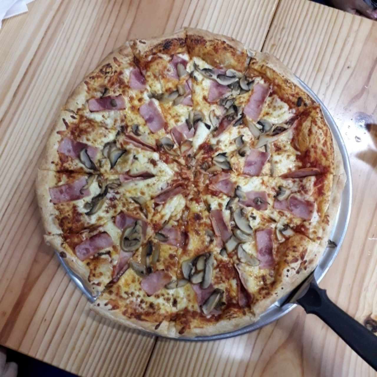 Pizza familiar de jamón con hongos 