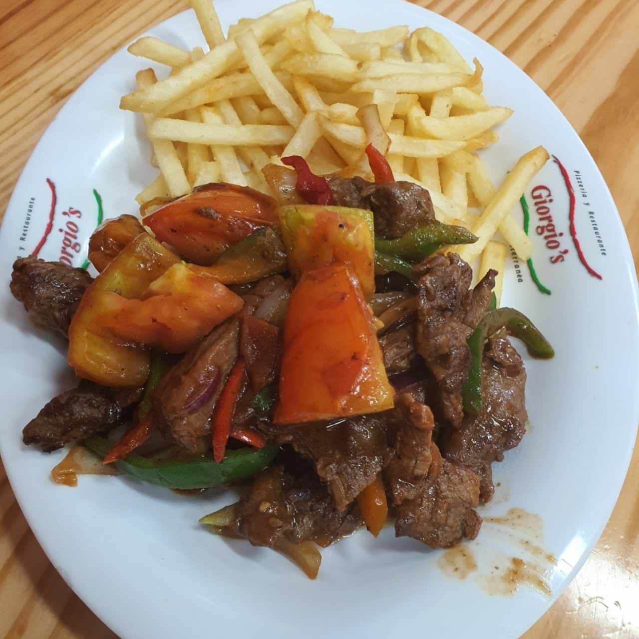 Bistec Picado con Papas Fritas