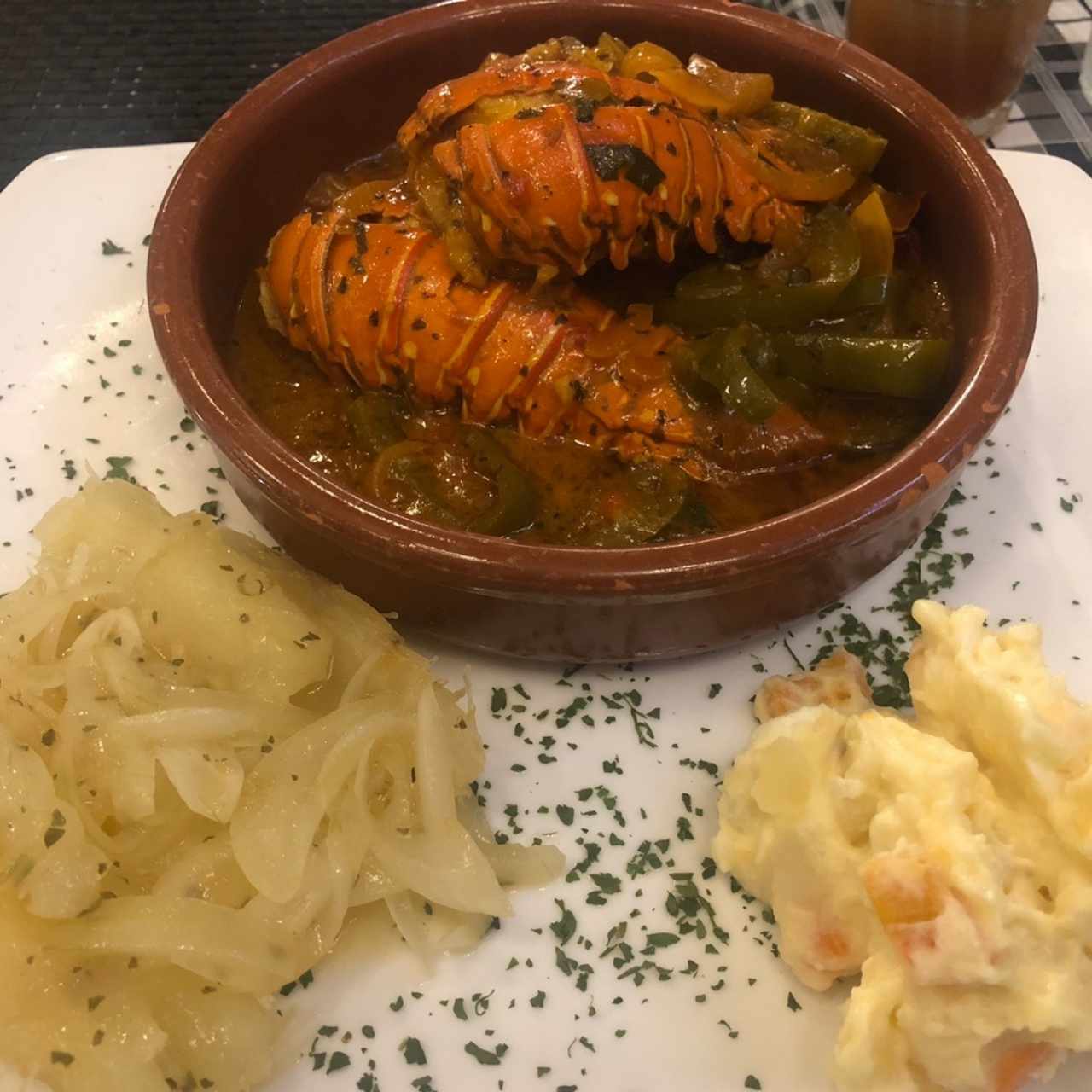 Cola de Langosta con yuca al mojo y ensalada de papas