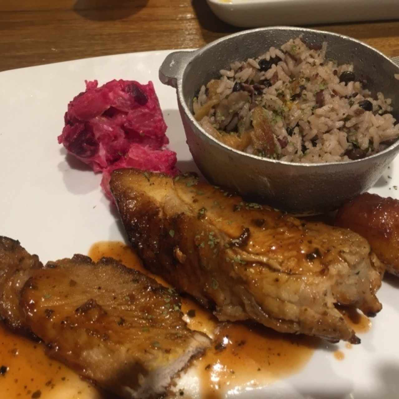lechona ensalada de feria, platano en tentacion y arroz con guandu y chicharron