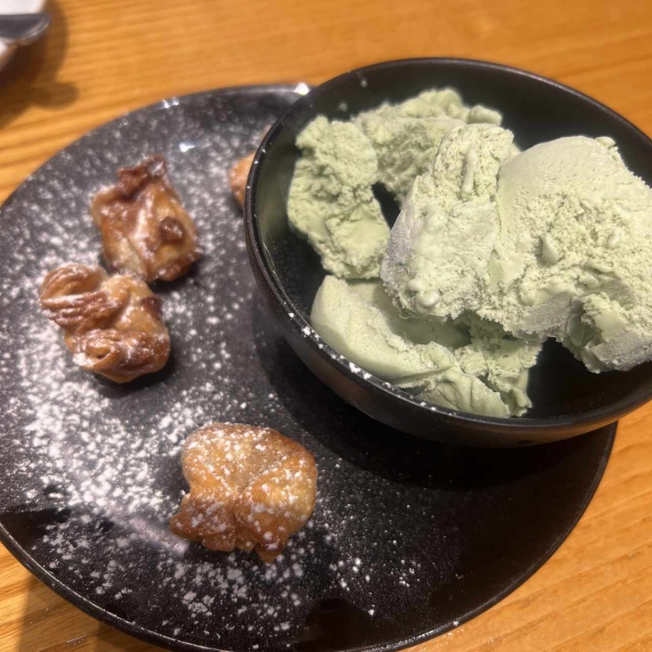 GYOZA DE DULCE DE LECHE CON HELADO DE MATCHA