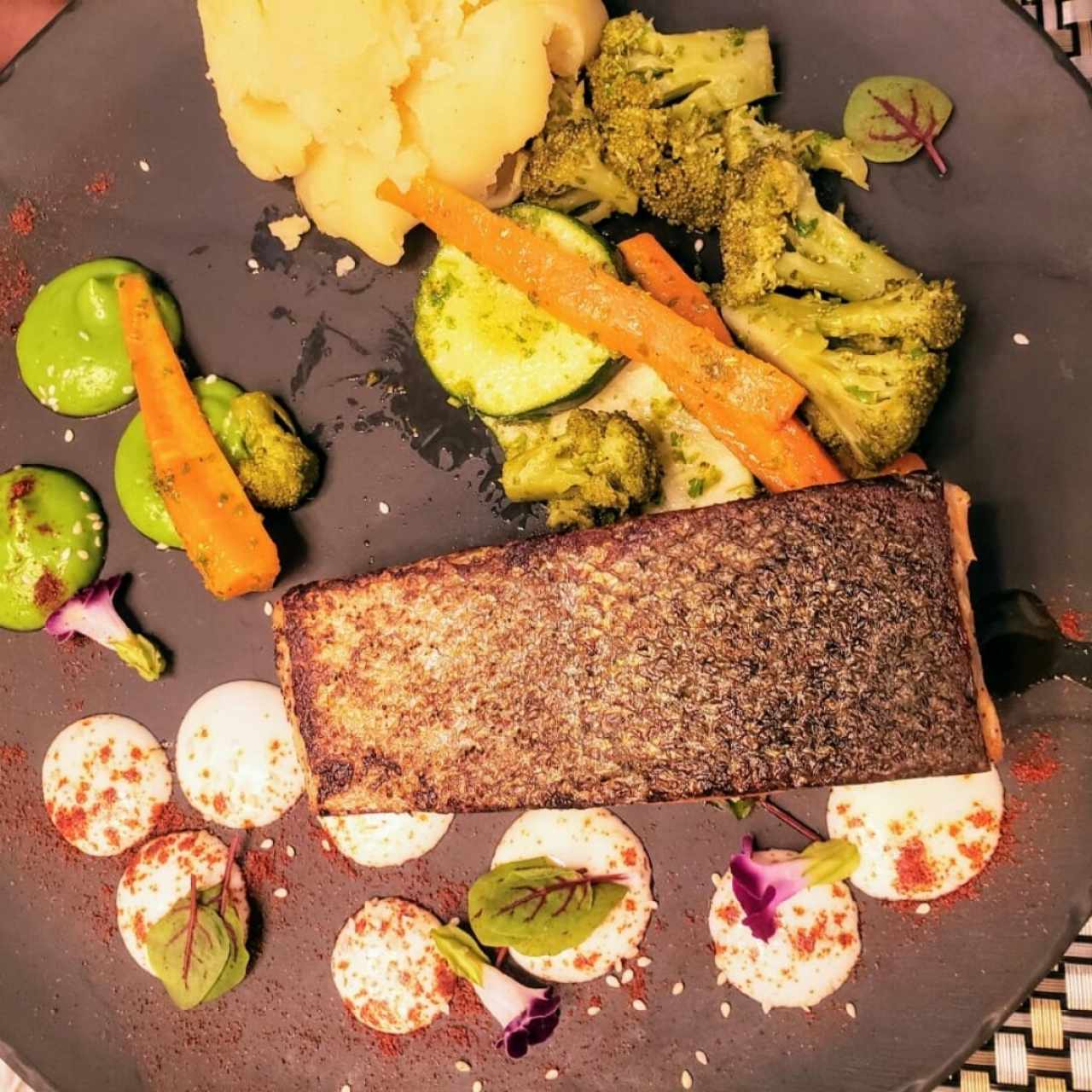 salmón con vegetales y puré 