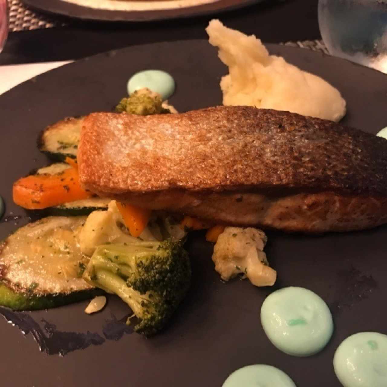 Salmon con vegetales y pure de papa